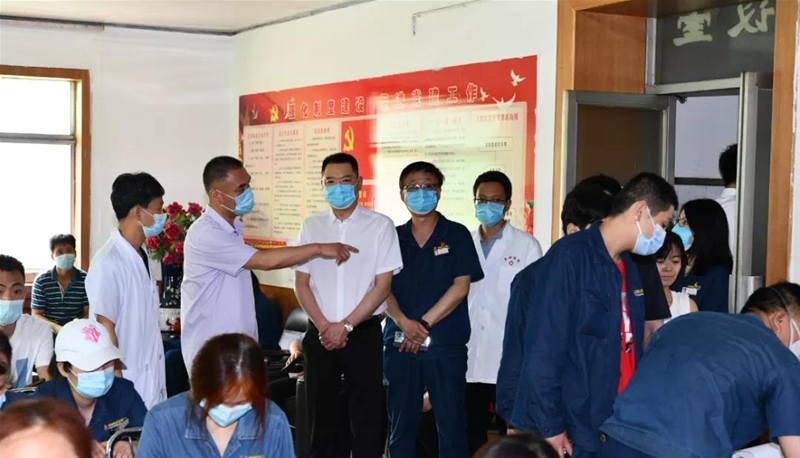 朱元洲到陕健医韩城医疗中心龙钢医院看望疫苗接种医护人员