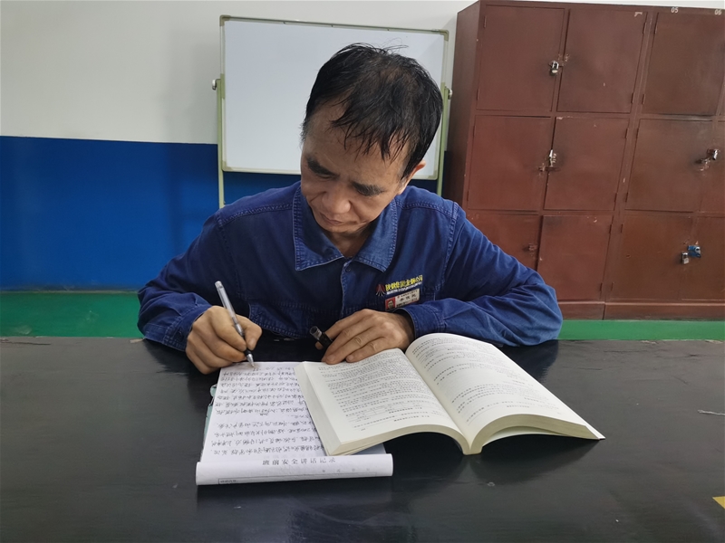 他是我们心中最耀眼的那颗星