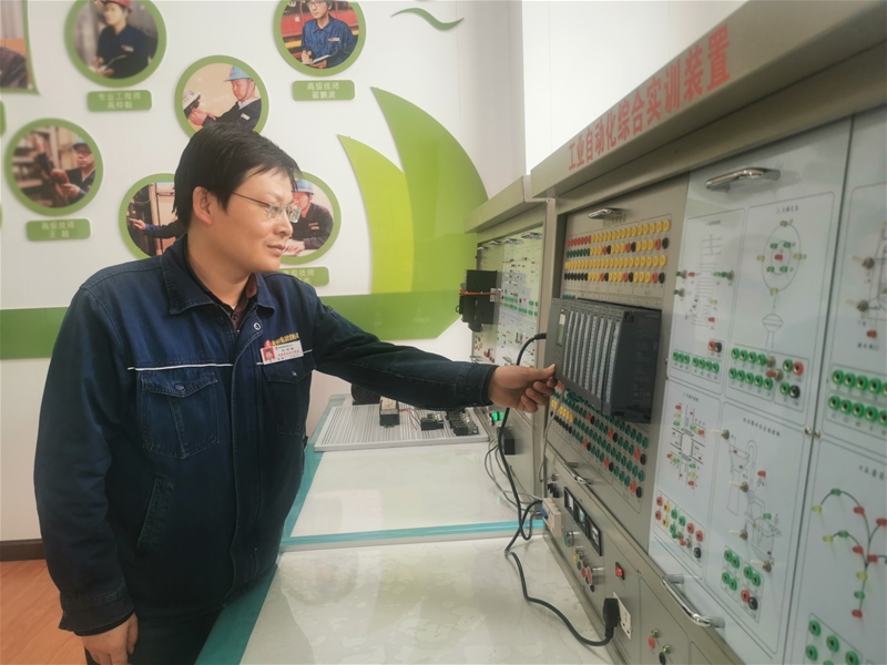 科技赋能 点亮钢铁青春